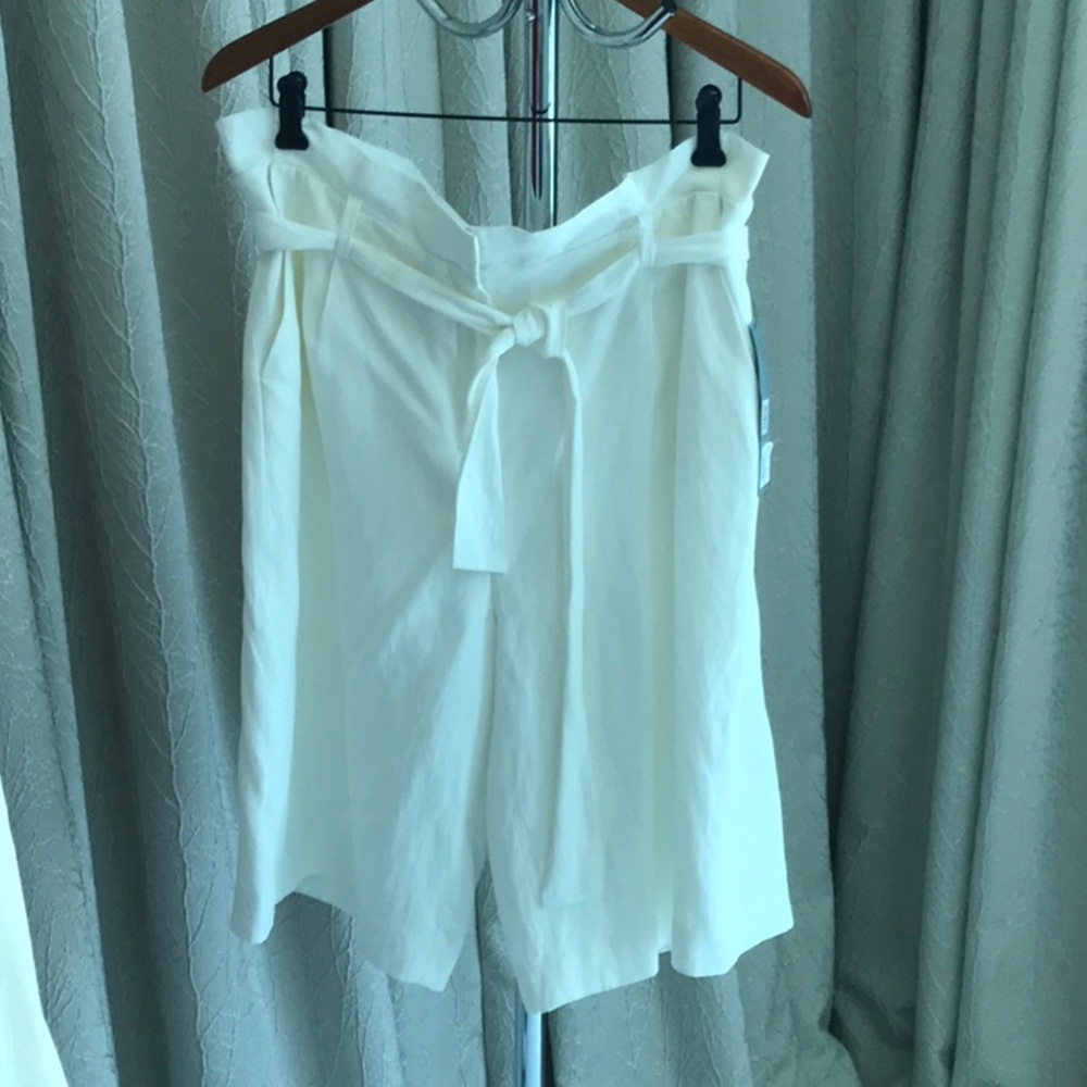 Classiques Entier white city shorts size 10. Linen / viscose, NWT